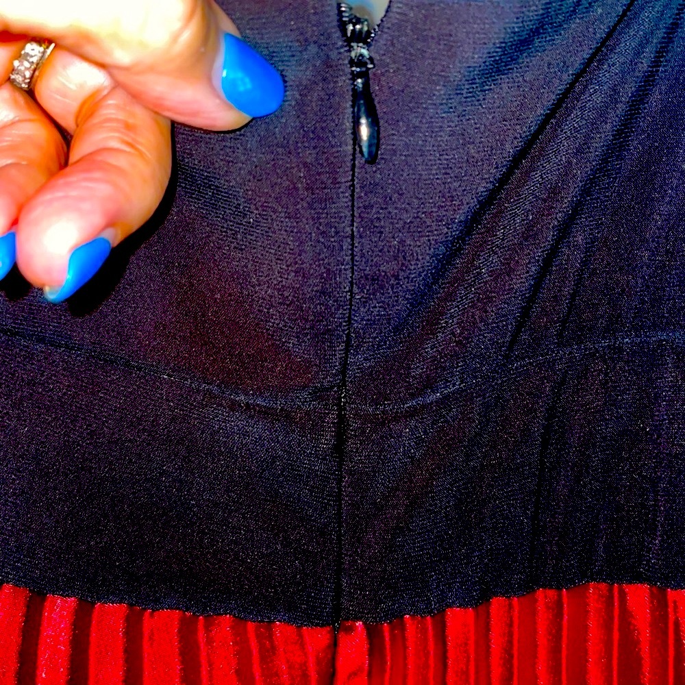 Elegant Black & Red Maxi Dress - Sleeveless V-Neck - Picture 6 of 8
